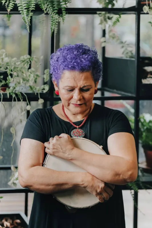 Silvia Borba sobe ao palco para interpretar composições de seu último álbum “Fala Mulher”, uma seleção que traz nomes como Chiquinha Gonzaga, Teresa Cristina, Fátima Guedes, Socorro Lira e Luis Felipe Gama, Zélia Duncan e Ana Costa, Regina Machado e Consuelo de Paula, Fred Henning e Iara Ferreira, André Siqueira e Brisa Marques e Moyseis Marques