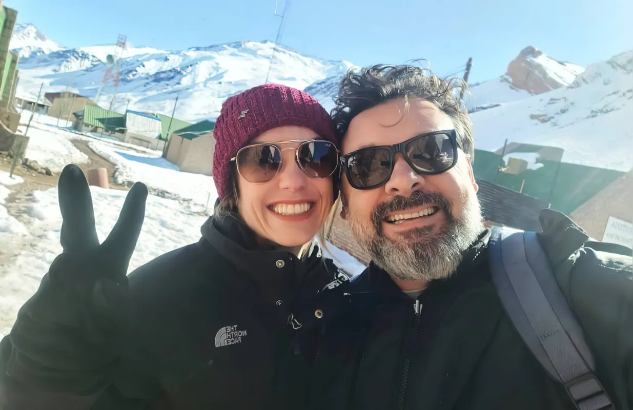 Jaqueline e  Robson Fernandes nas belas e geladas terras de Mendoza. São sobrinhos do renomado advogado Noé Aparecido Costa.