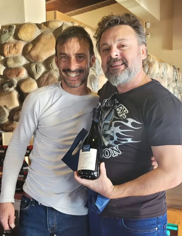 O atencioso anfitrião, o vitinicultor  Fadel (proprietário da Vinícula Sottano), com Robson Fernandes