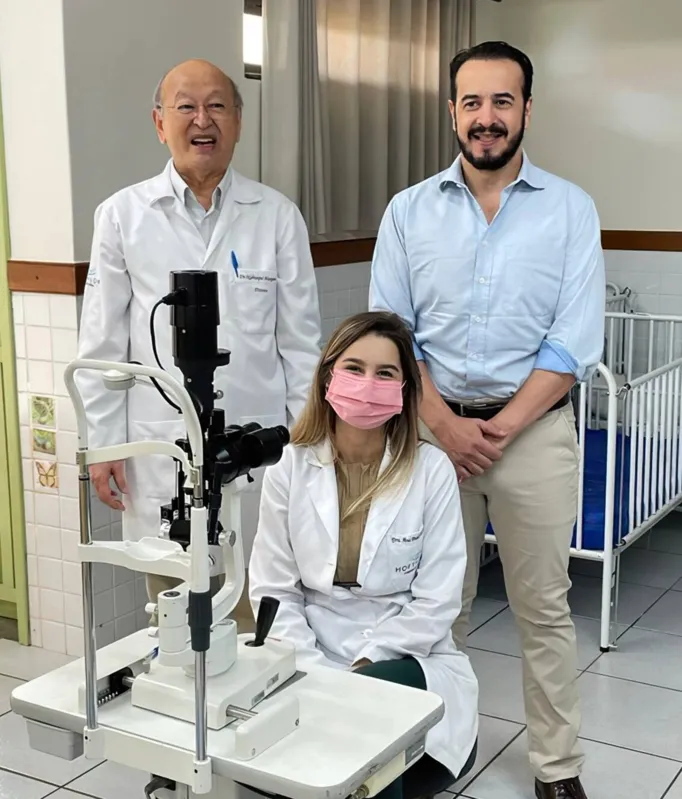 O oftalmologista e fundador do Hoftalon, Dr. Nobuaqui Hasegawa, o delegado da Receita Federal, Reginaldo Cezar Cardoso, e a  oftamologista  Ana Paula Techentin