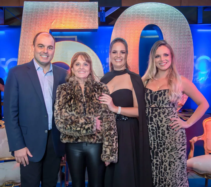 Dirleni Pagani entre os filhos Rodrigo, Carolina e Juliana Pagani: a família recebeu convidados, na noite mais que especial