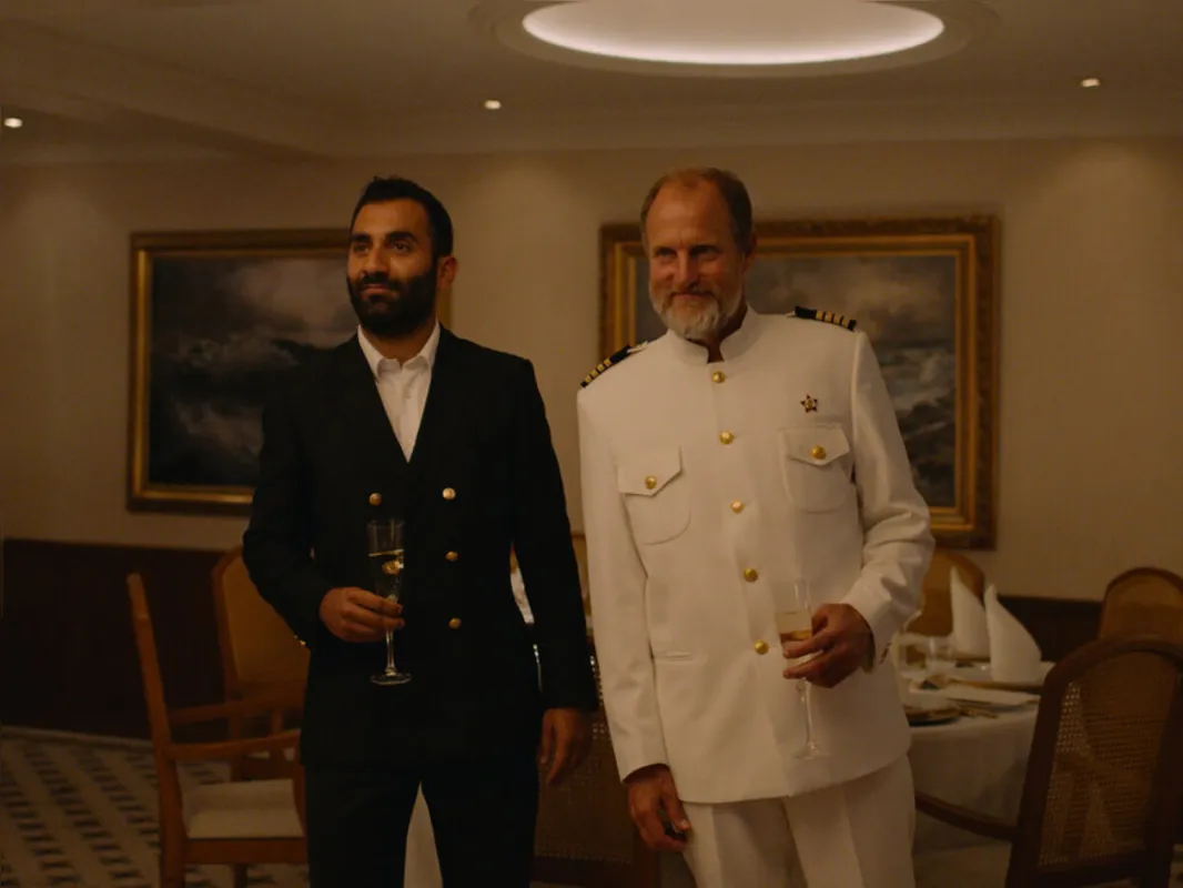 Dividido em tr~es episódios, o filme  traz uma parte que se passa num cruzeiro de luxo