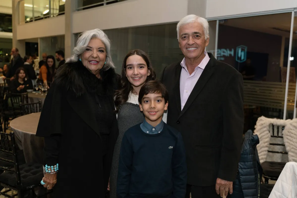 Regina Alves Nunes e Manoel Luiz Alves Nunes com os netos Cecília e Tomás