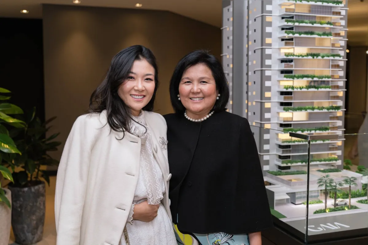 A consultora de imagem Deborah Kobayashi e a mãe, Marcia Kobayashi