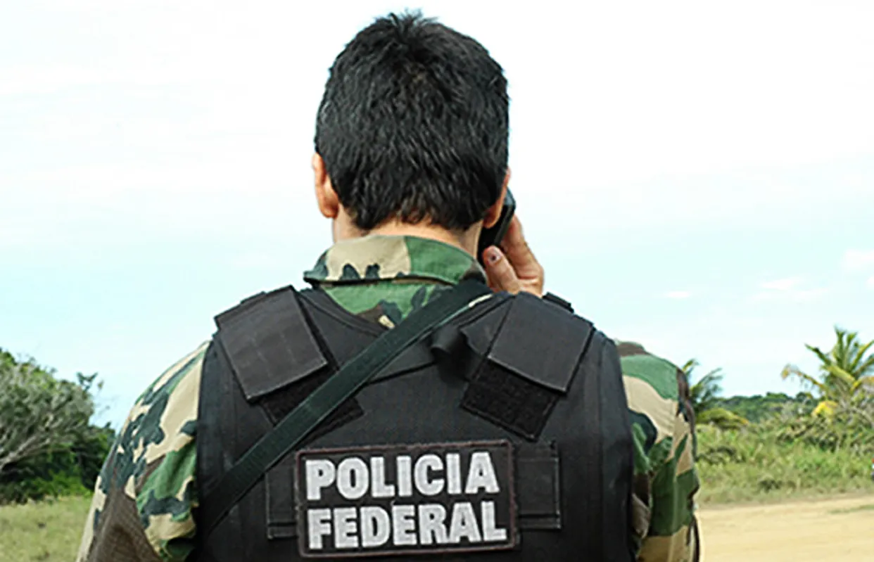 Na ação, cerca de 50 policiais federais, distribuídos em 10 equipes, são responsáveis pelo efetivo cumprimento de 10 mandados judiciais de busca e apreensão