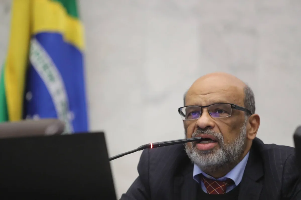 Na Assembleia Legislativa, o secretário de Fazenda do Paraná, Renê Garcia Júnior, apresenta quadro financeiro do Estado
