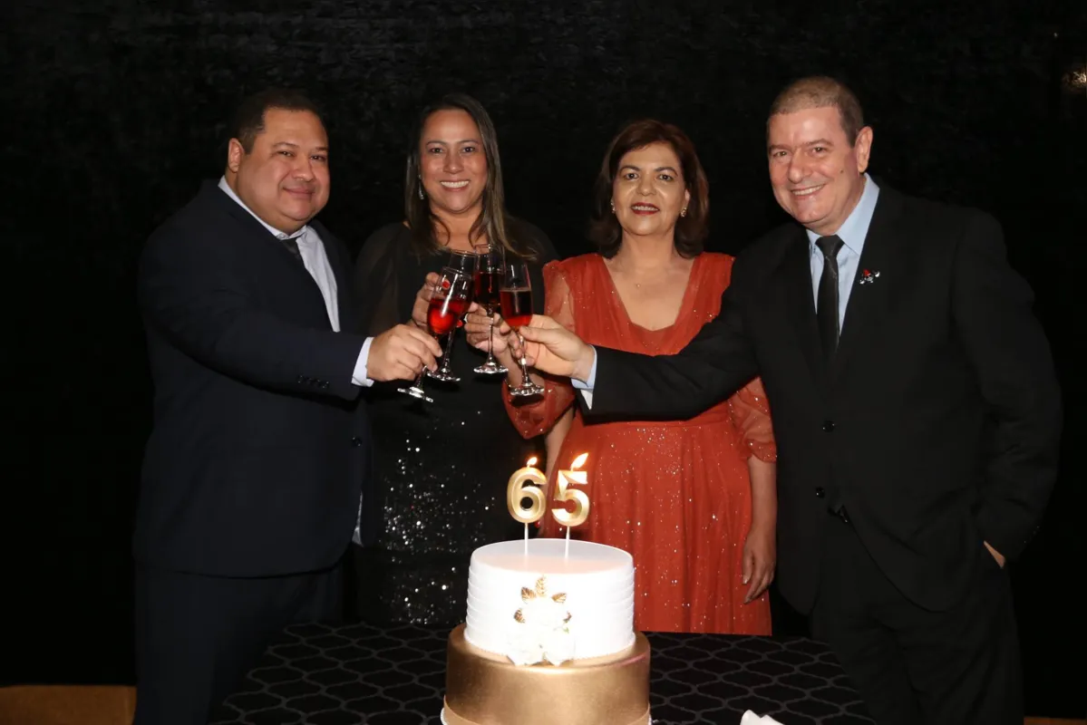 O vice-comodoro Ricardo Alves da Silva e Rosângela Pinheiro com Rosely Costa Castilho e Carlos Marques Castilho, comodoro do Iate e atencioso anfitrião.