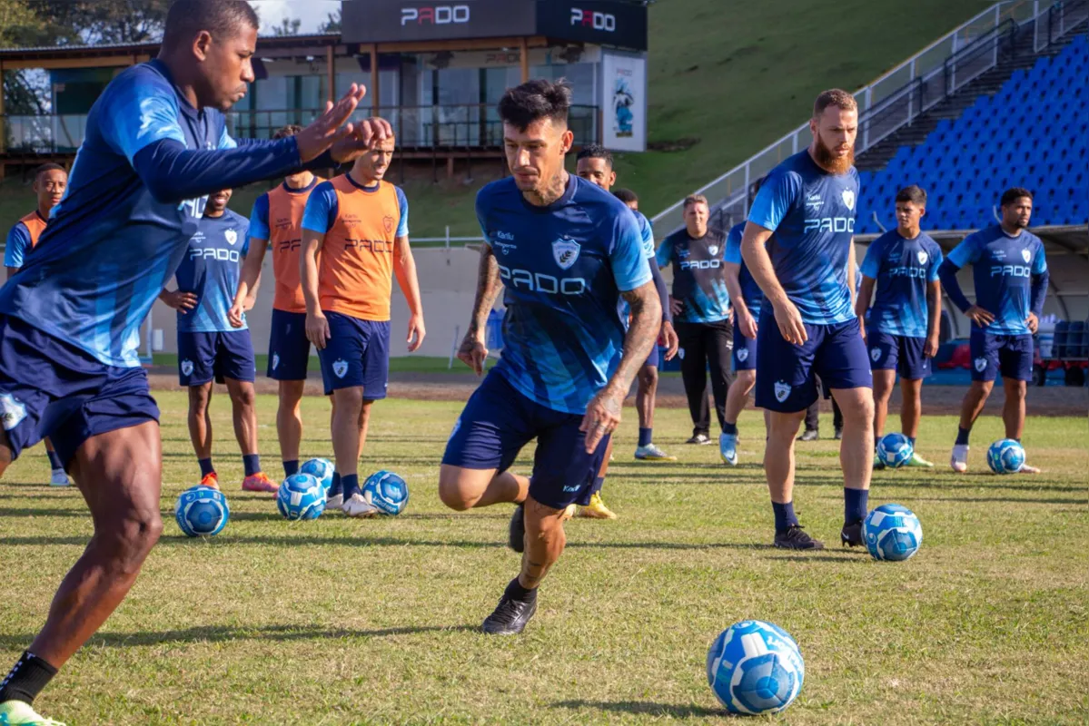 Time treinou nesta quinta no Café, quando Gusmão voltou a testar a formação com três zagueiros para enfrentar o Sport