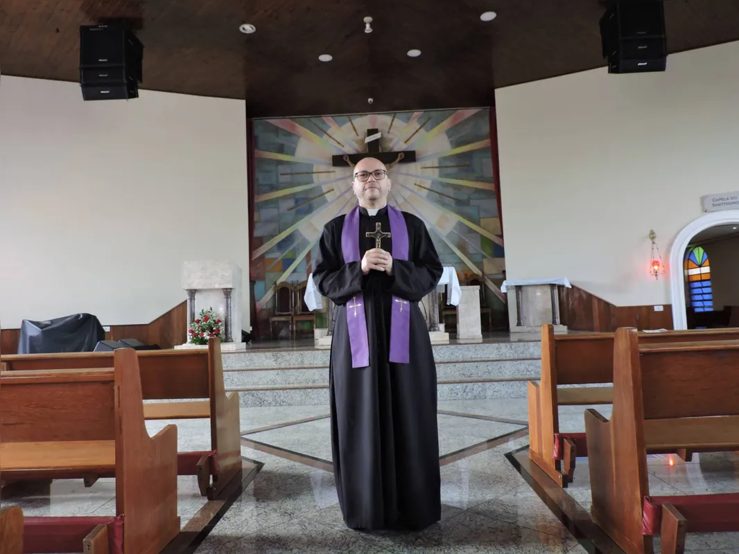 Padre Edivan conta que o ritual do exorcismo no catolicismo está distante do que é visto nos filmes: “Não se conversa com o demônio e sim dá ordens"