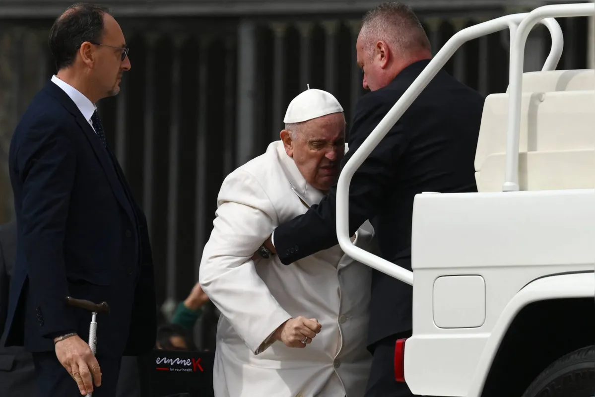 Papa Francisco é conduzido a hospital: ele também  tem problemas crônicos nos nervos ciáticos e já foi submetido a uma delicada cirurgia de cólon em julho de 2021