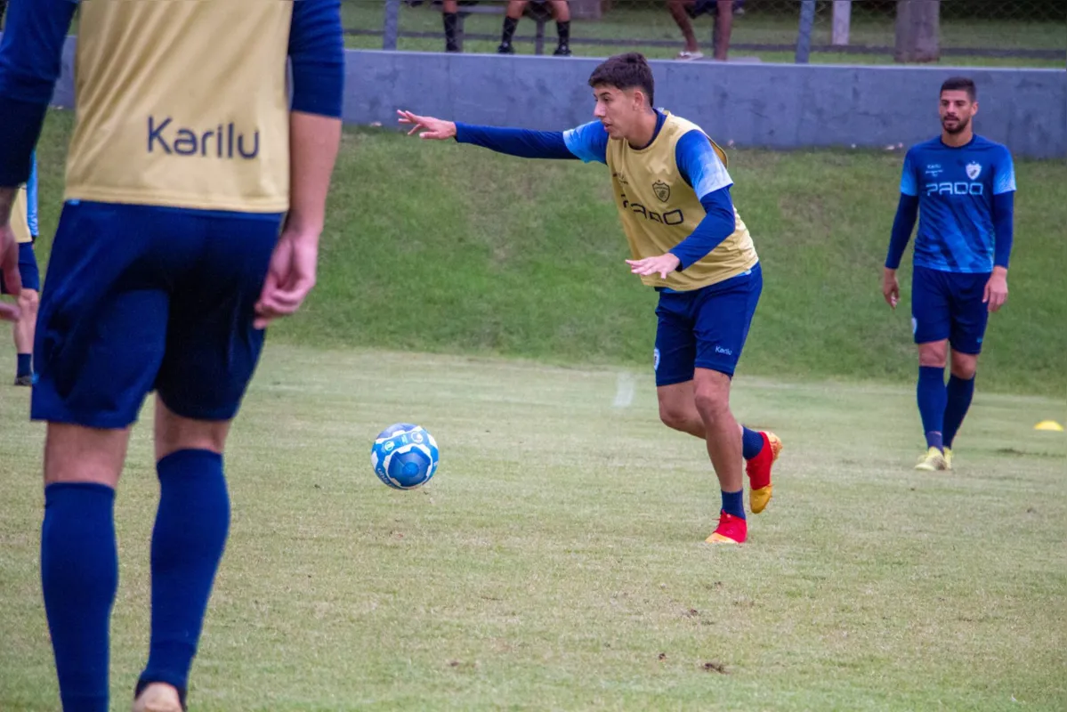 Nicolas é uma das opções do técnico PC Gusmão para jogar na lateral-esquerda diante do Juventude