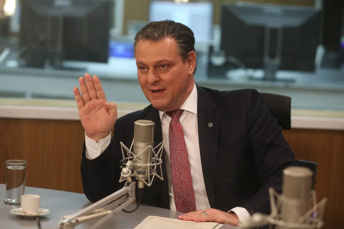 O ministro da Agricultura, Pecuaria e Abastecimento, Carlos Favaro, éo entrevistao do programa A Voz do Brasil.