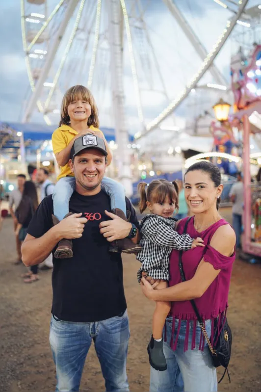 Alessandra Daher Hakme e Elie Hakme levaram os filhos, Luis Felipe e Martina, ao parque de diversões