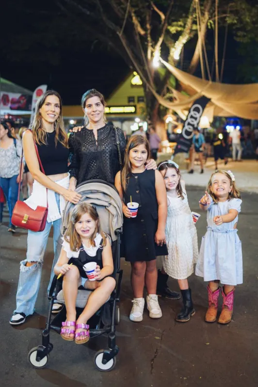Maria Clara Hakme e Nicole Khouri com as pequenas Valentina, Maria Isabela, Catarina e Alice