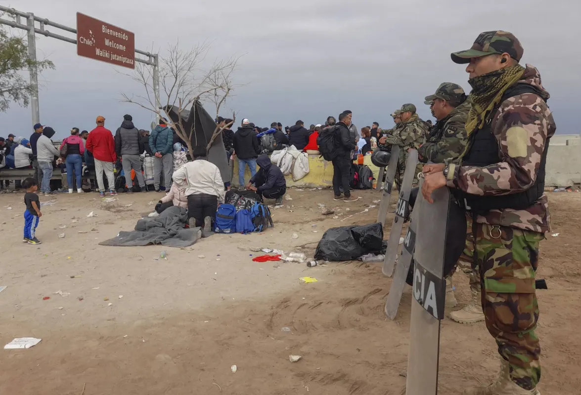 Entre 150 e 200 migrantes têm se concentrado diariamente na passagem entre Tacna, no Peru, e Arica, no Chile