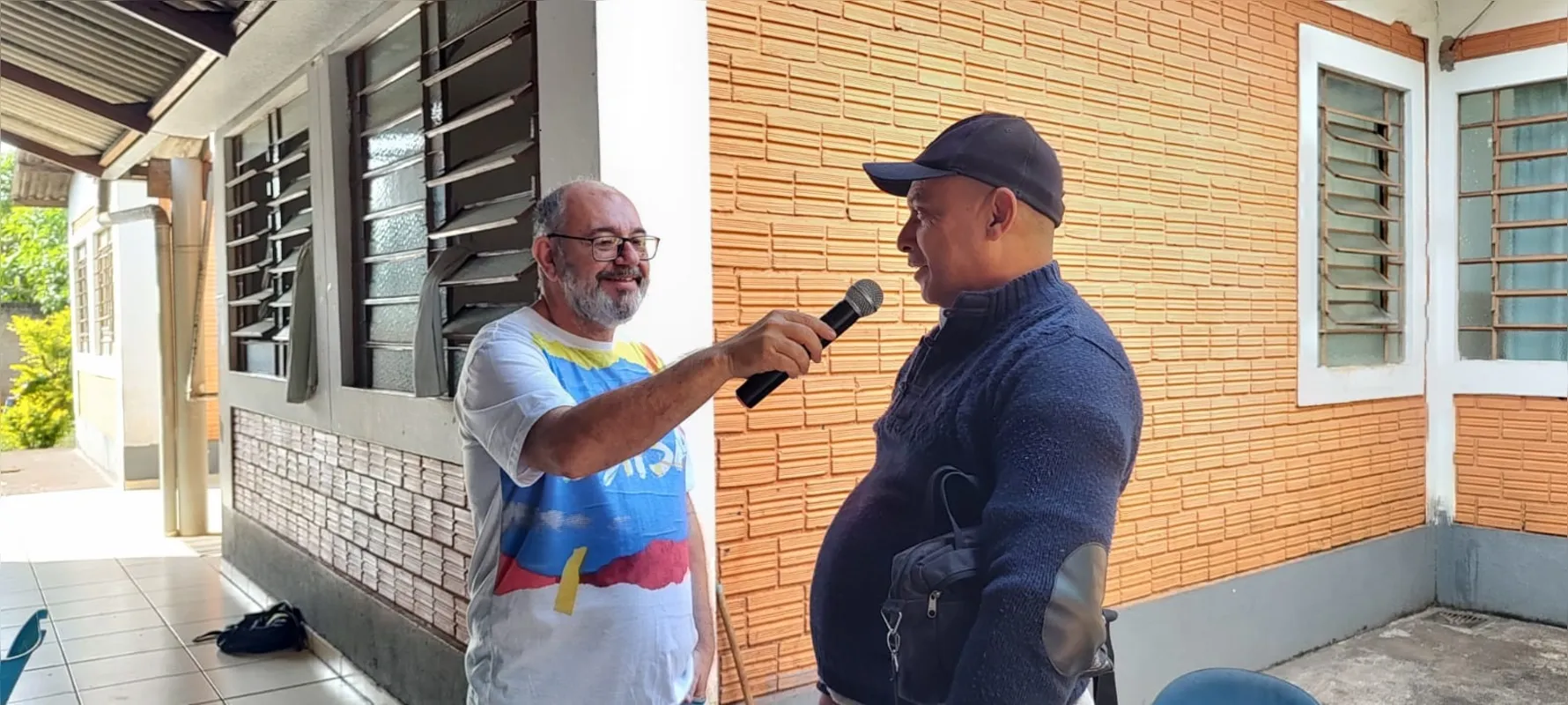 Silvio Ribeiro, coordenador do Projeto Brisa, com Isaías Nascimento, 58 anos, que gosta de cantar e ouvir músicas para relembrar  histórias de sua vida