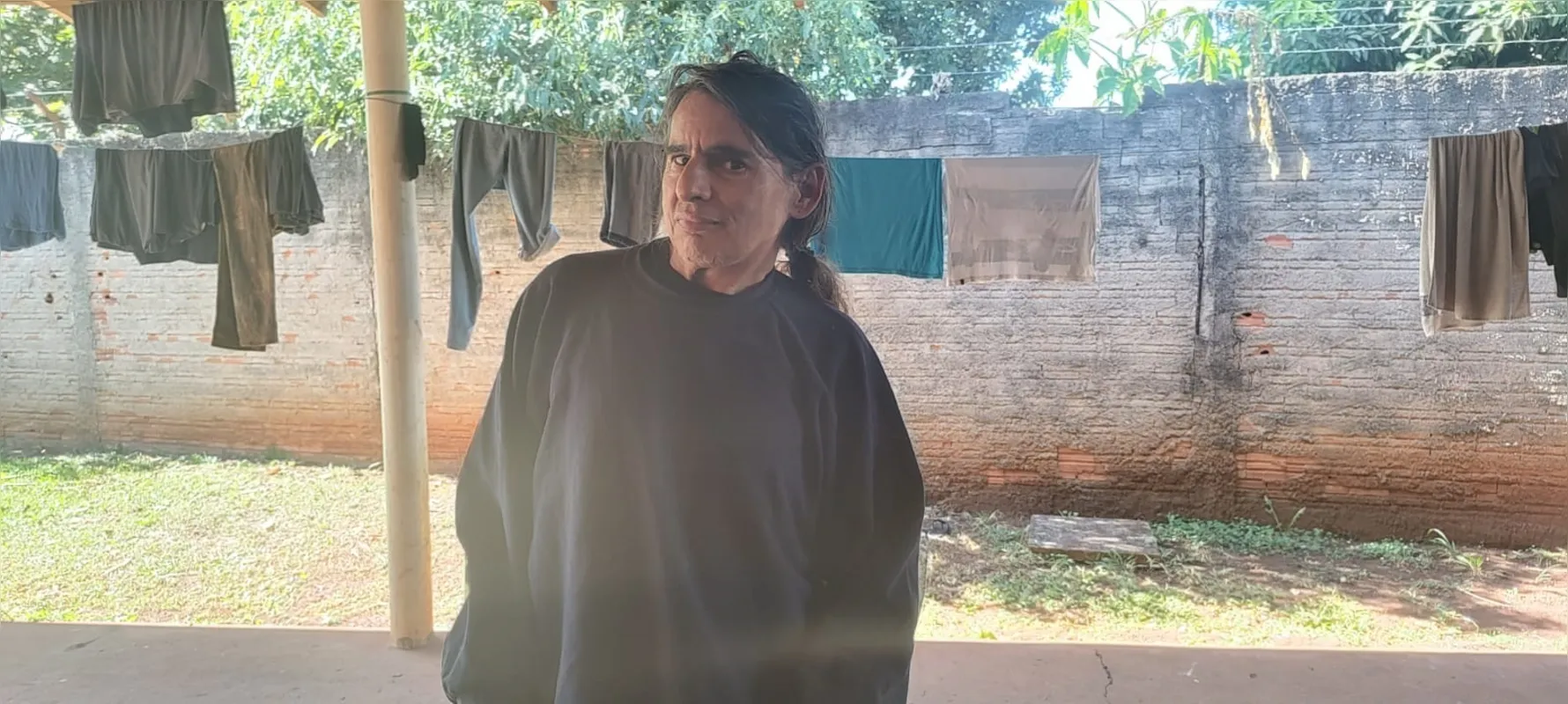 Paulo da Fonseca Broca, 54 anos, adora rock'n roll e os amigos do albergue gritam para ele cantar sempre que o microfone fica vago