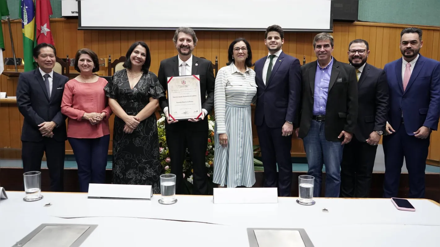 Fernando entre os vereadores Eduardo Tominaga, Lenir de Assis, Flávia Cabral, Sonia Gimenez, Giovani Mattos, o prefeito de Londrina Marcelo Belinati, o vereador Emanoel Gomes e o Secretário de Saúde de Londrina, Felippe Machado