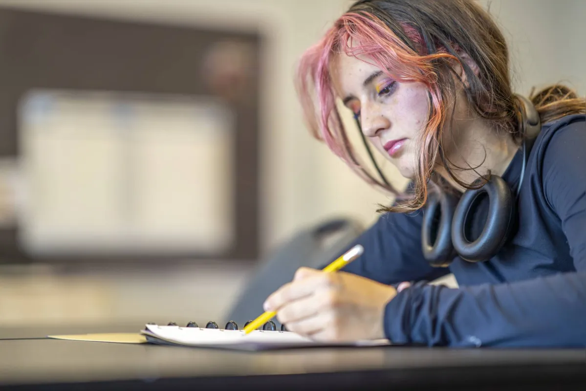 Segundo professora, os alunos devem começar a estudar os conteúdos com uma leitura inicial, grifando o que mais chama a atenção e as palavras que eles não sabem o significado