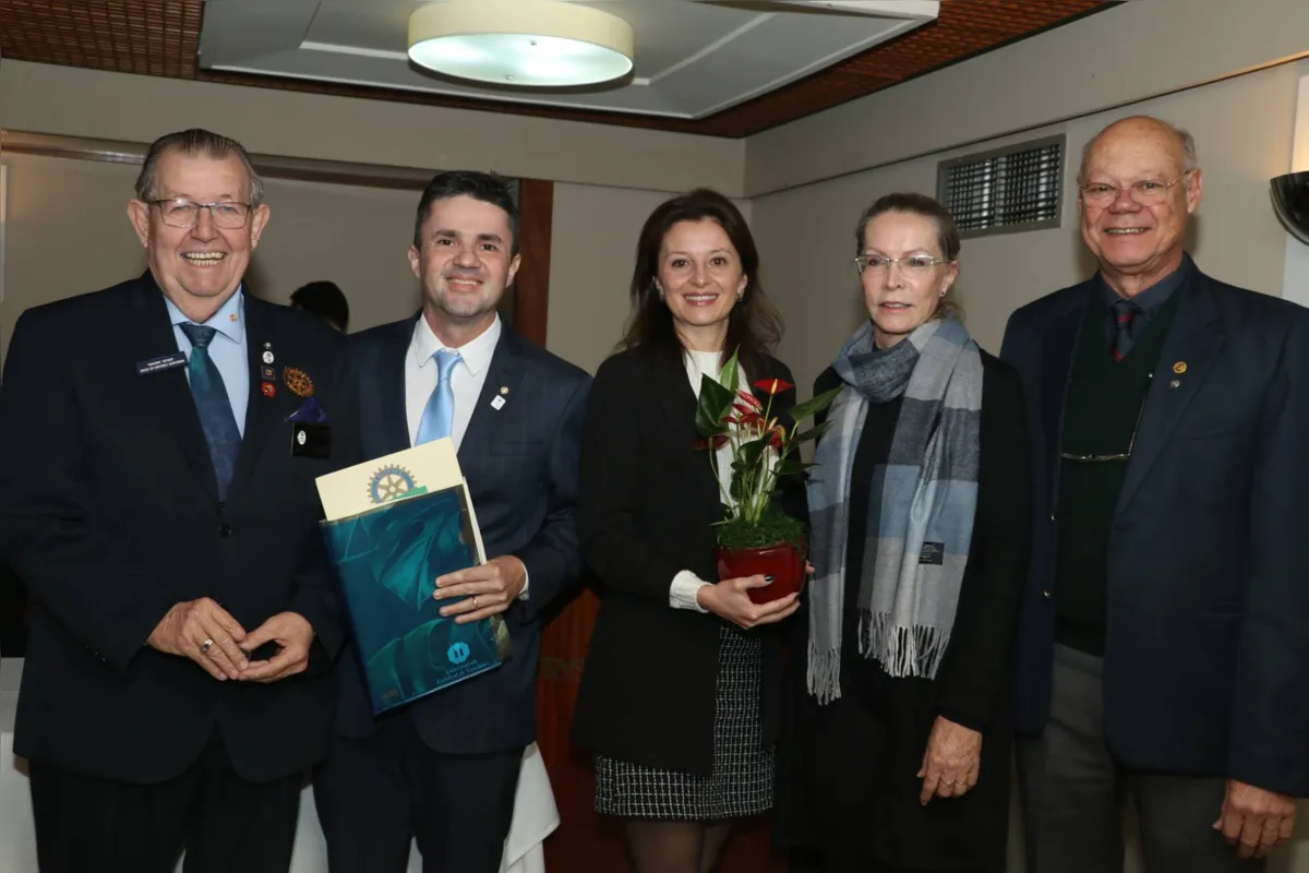 O governador Paulo Roberto Balla, o novo companheiro do clube Eduardo Zacarias Cury com a esposa Gisele Cury, Mônica Santos e Osvaldo dos Santos Jr