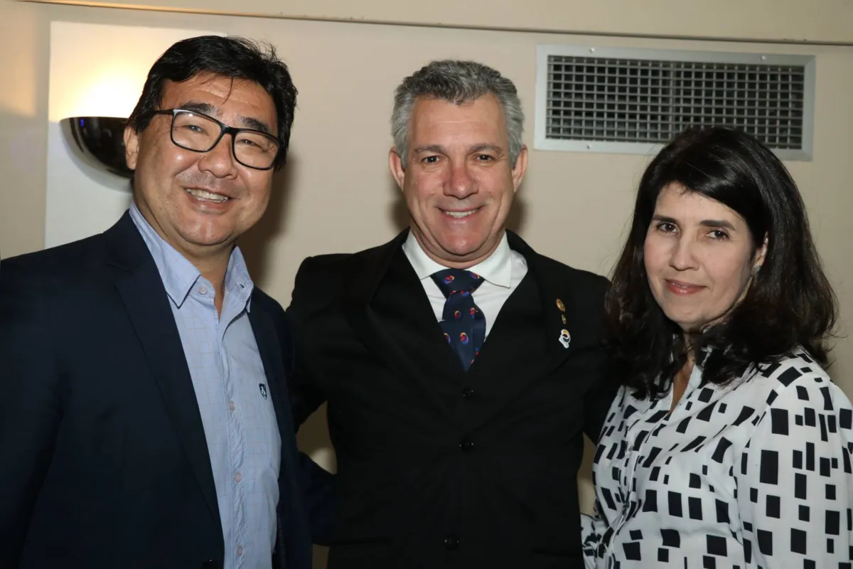 O vereador Jairo Tamura  com o novo presidente do RCl Sudeste Paulo Pimenta e Gisele Pimenta