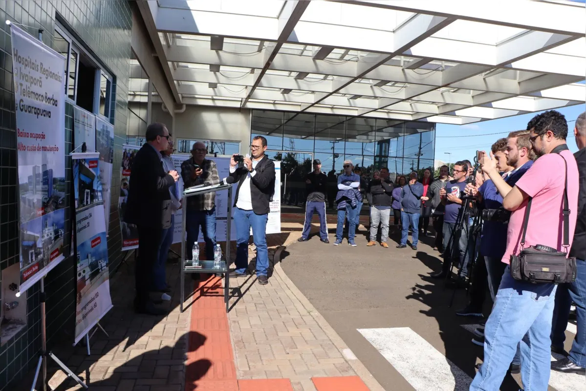 Prefeito de Ivaiporã, Carlos Gil (PSD), convocou coletiva de imprensa em frente ao Hospital Regional para criticar gestão da unidade estadual