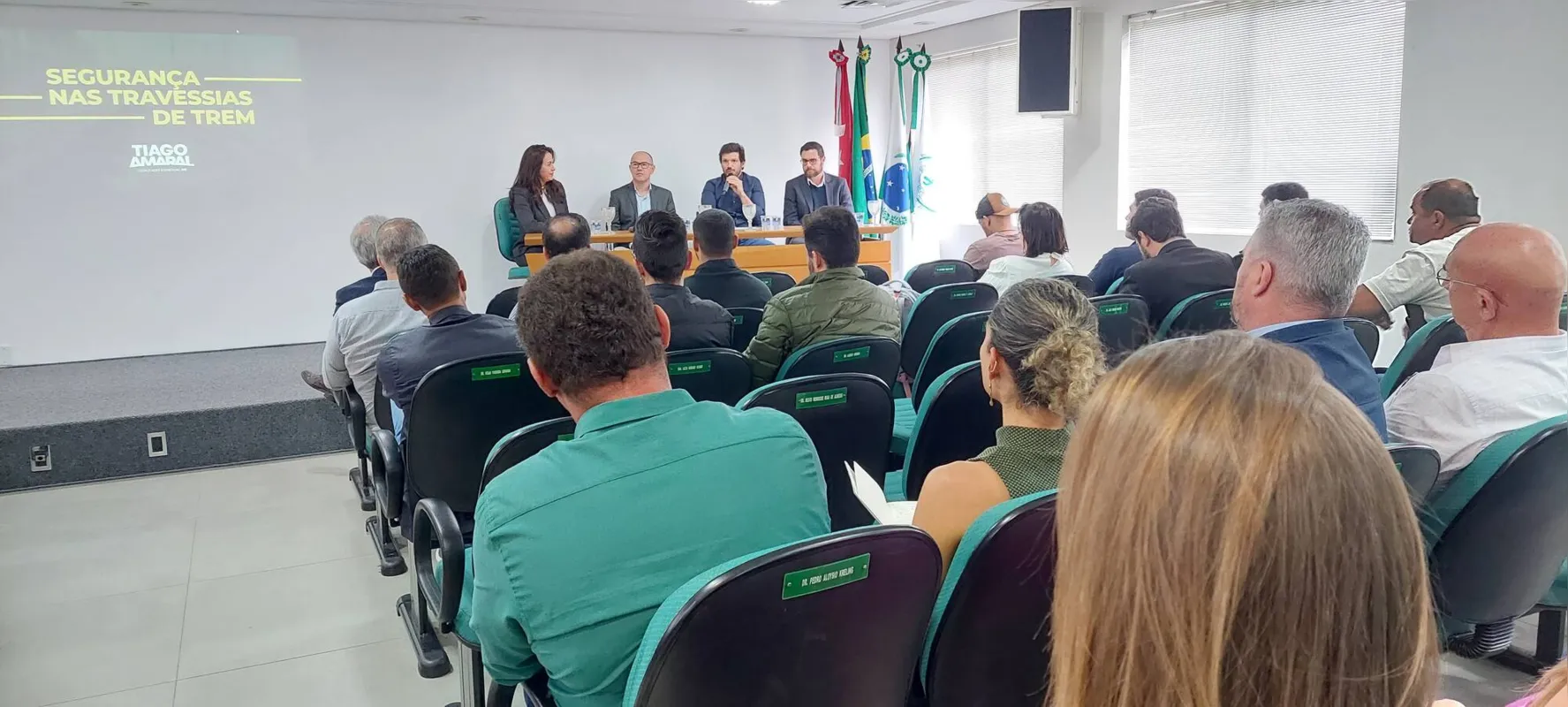 Os políticos da região tiraram dúvidas a respeito do tema, assim como cobraram a concessionária Rumo e o Ministério dos Transportes sobre a responsabilidade pelos cruzamentos