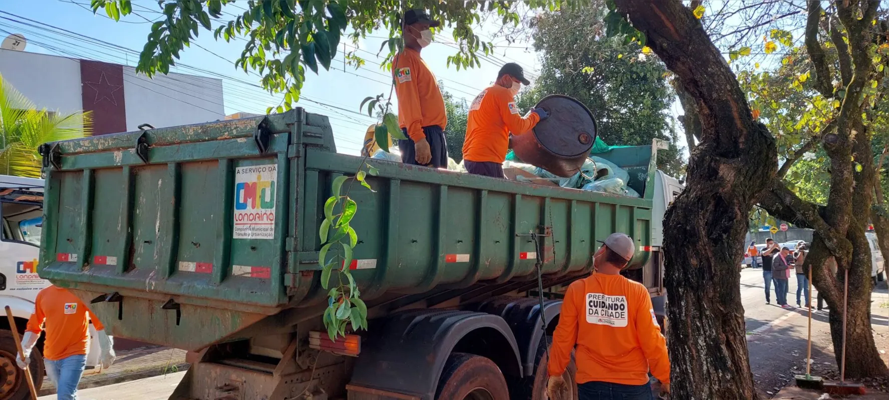 Imagem ilustrativa da imagem Prefeitura de Londrina faz mutirão para retirar lixo de mocó na Alagoas