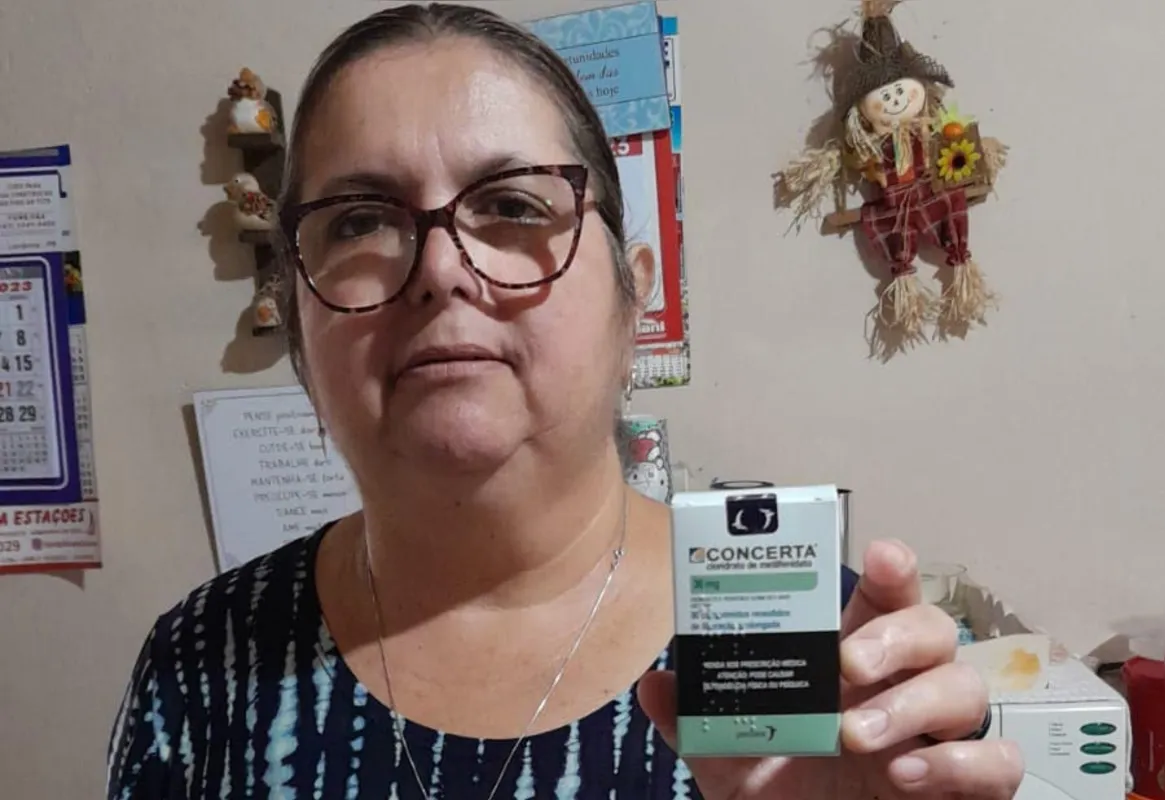 A técnica de enfermagem Carla Cristina Filgueira Bezerra ganhou em decisão liminar da Justiça, há oito anos, o tratamento para o filho com TDAH e autismo