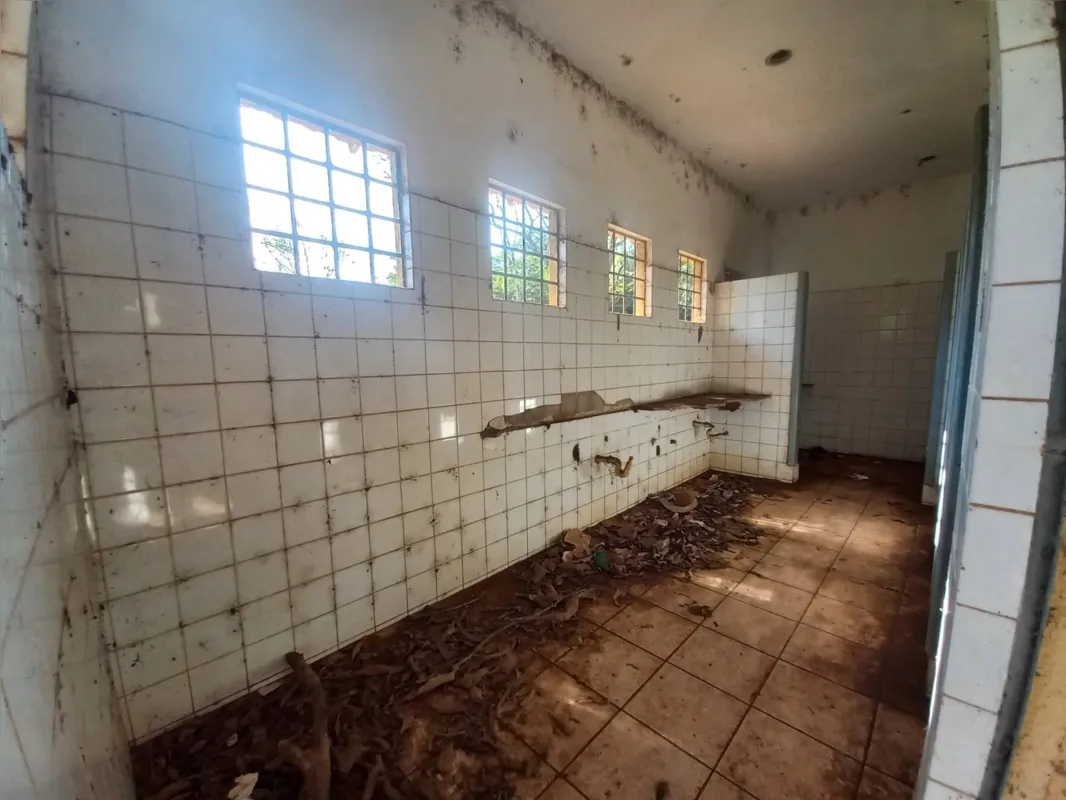 Banheiros e antiga área administrativa estão vandalizados e acumulando sujeira