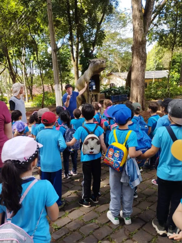 Alunos da Escola Municipal Carlos Dietz em visita ao Parque Arthur Thomas