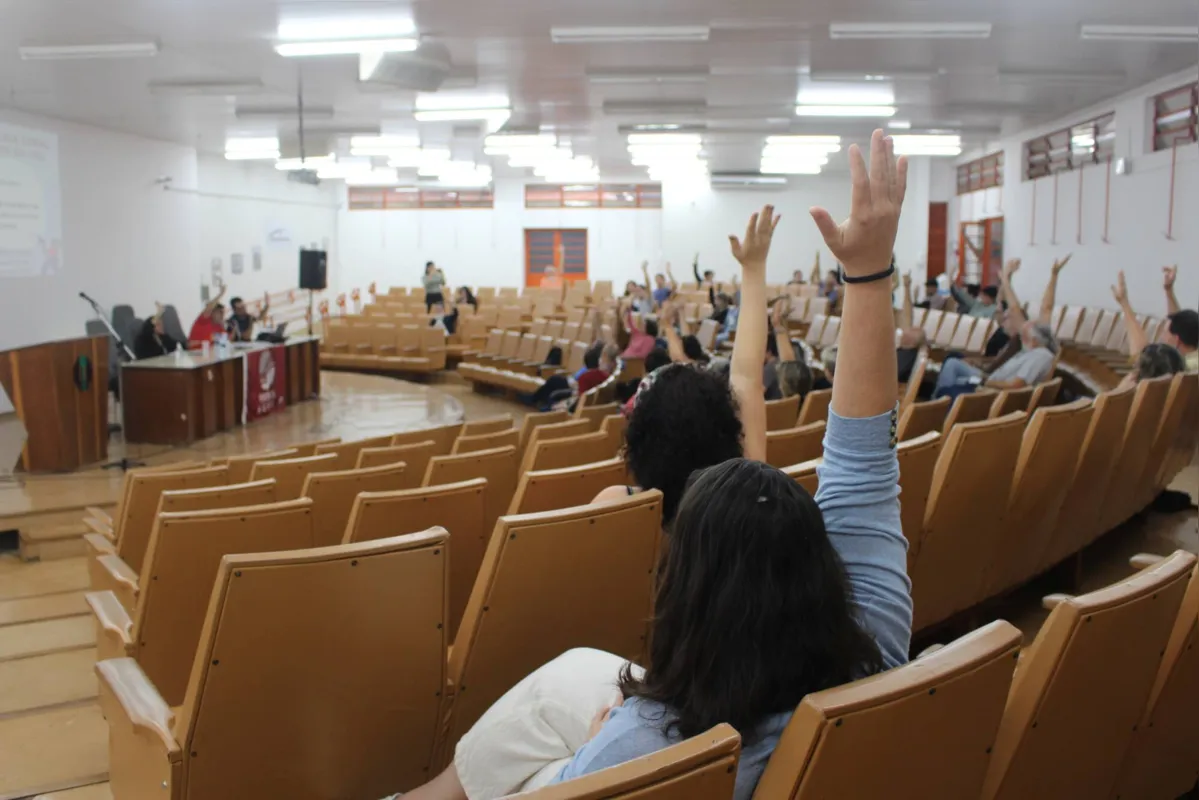 Além das decisões da assembleia, segue em vigor o indicativo de greve para a primeira semana de maio