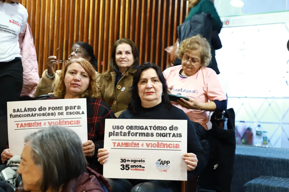 Docentes aposentados e funcionários fizeram uma manifestação na Alep