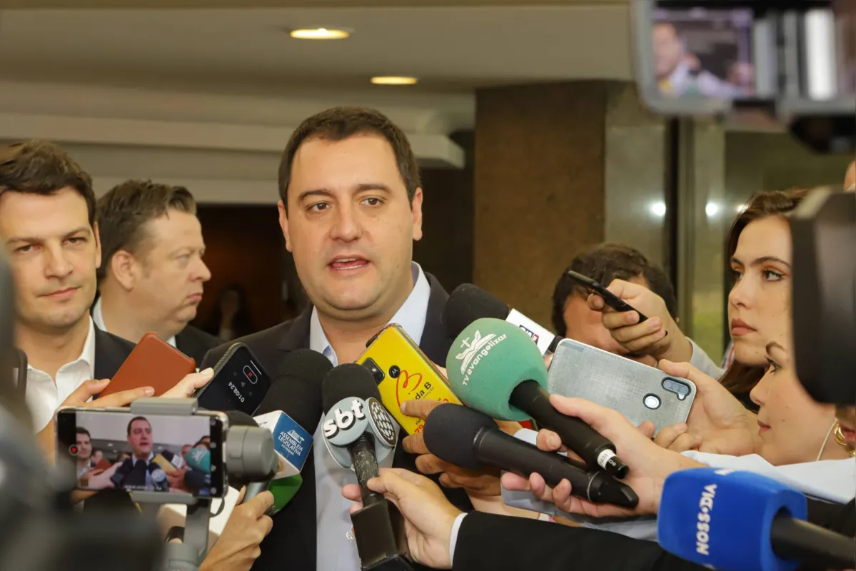 O governador Ratinho Junior fala à imprensa sobre o programa que tem financiamento inicial de R$ 500 milhões: R$ 300 milhões do governo do Estado e R$ 200 milhões da Assembleia Legislativa