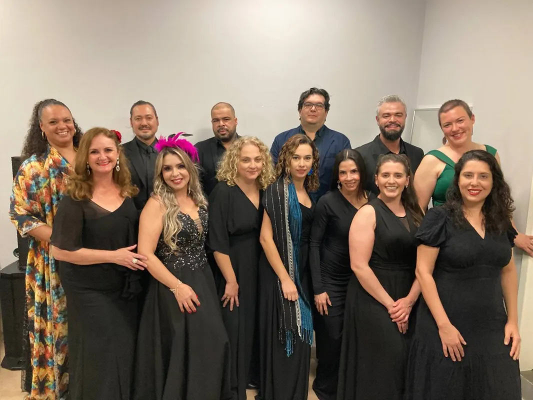 As cantoras Edineia Oliveira e Gisela Strass com o coro com o qual vão encenar os concertos de ópera