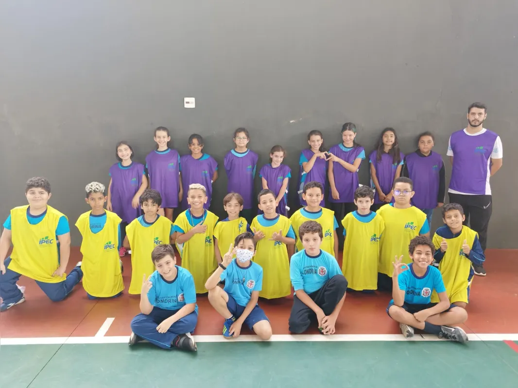 Alunos de futsal da  Escola Municipal 
Hermínia Oliveira Gonçalves: fila de espera para atender interessados