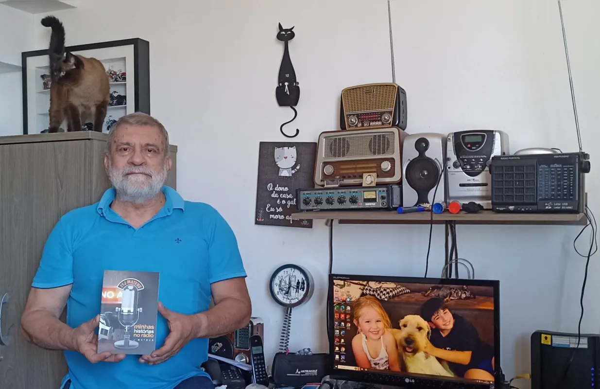 J. Mateus com o livro recém-lançado: 95 páginas de memórias de sua vida profissional e pessoal