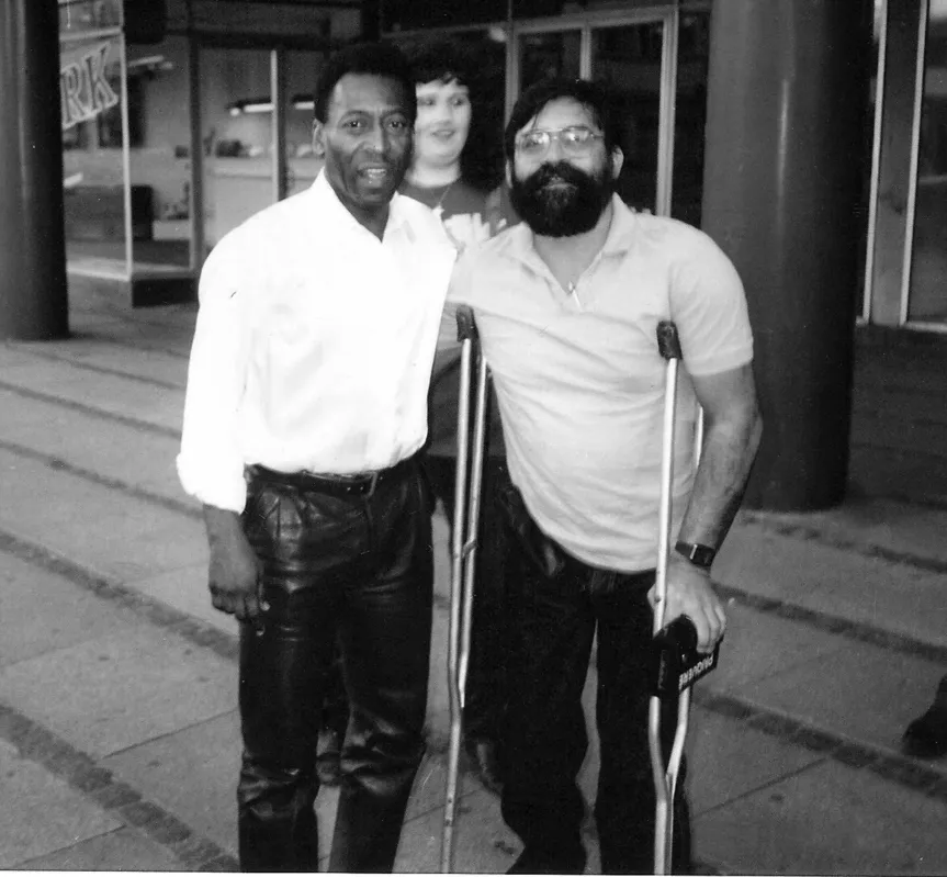 O radialista J. Mateus com Pelé,  na Dinamarca, em 1989, durante cobertura da excursão da Seleção Brasileira na Europa