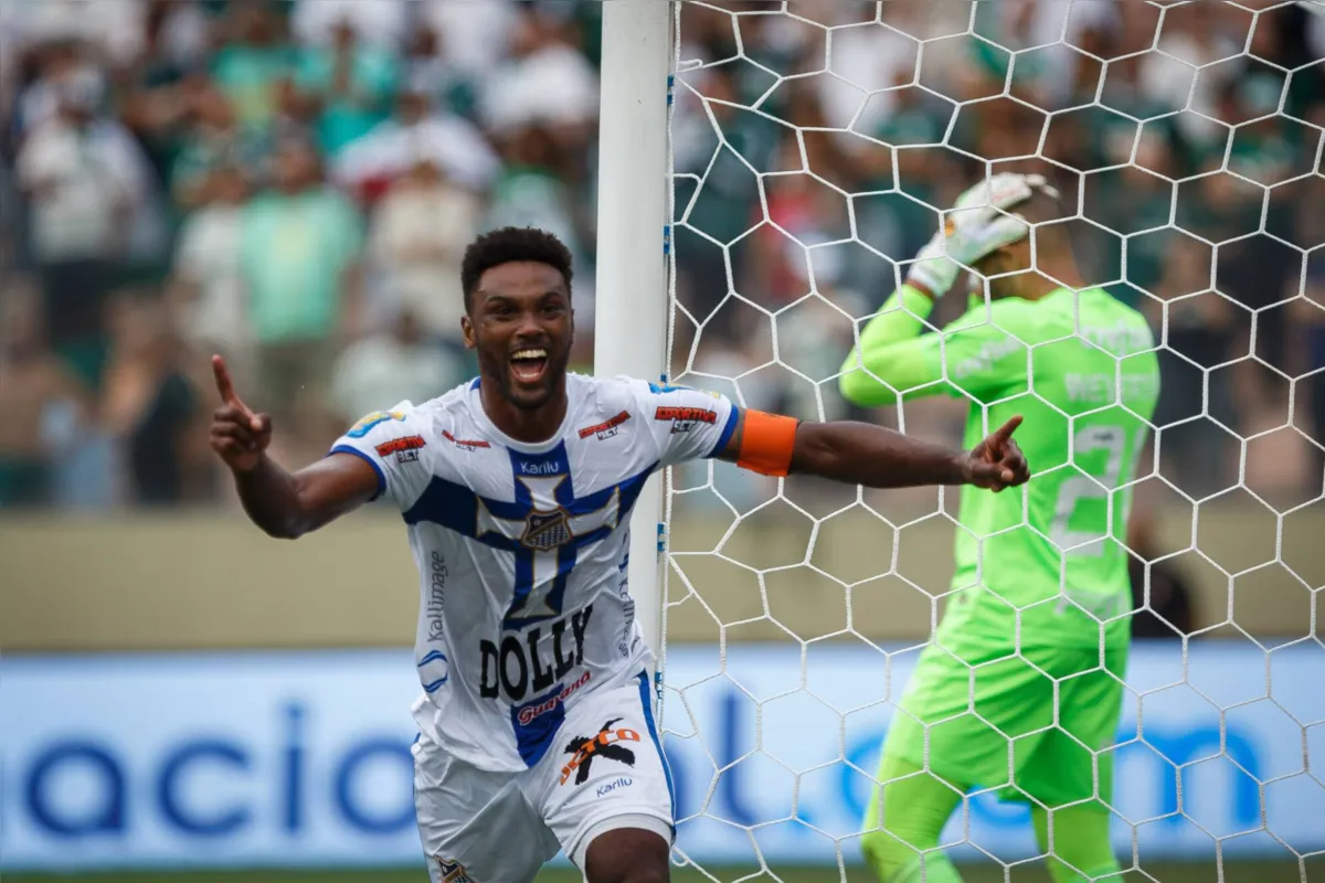 Bruno Mezenga, com dois gols, foi o personagem da histórica vitória do Água Santa sobre o Palmeiras