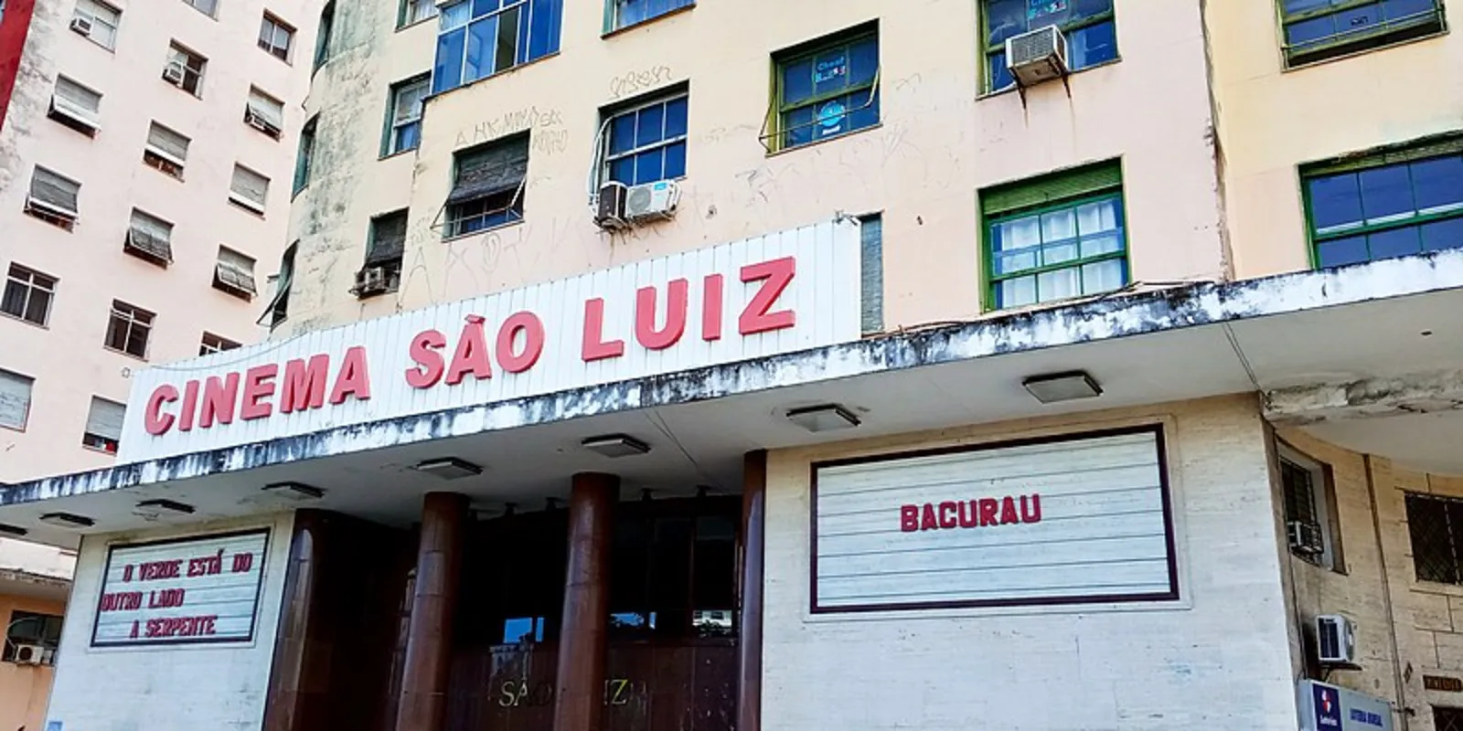O cinema São Luiz, no Recife, ainda em pé, exibindo "Bacurau", outro filme de Kleber Mendonça Filho