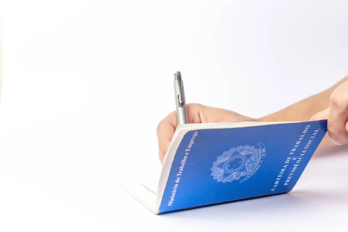 O trabalhador de categoria autorizada a trabalhar que não comparecer no feriado corre risco de receber advertência por falta ou suspensão pelo empregador