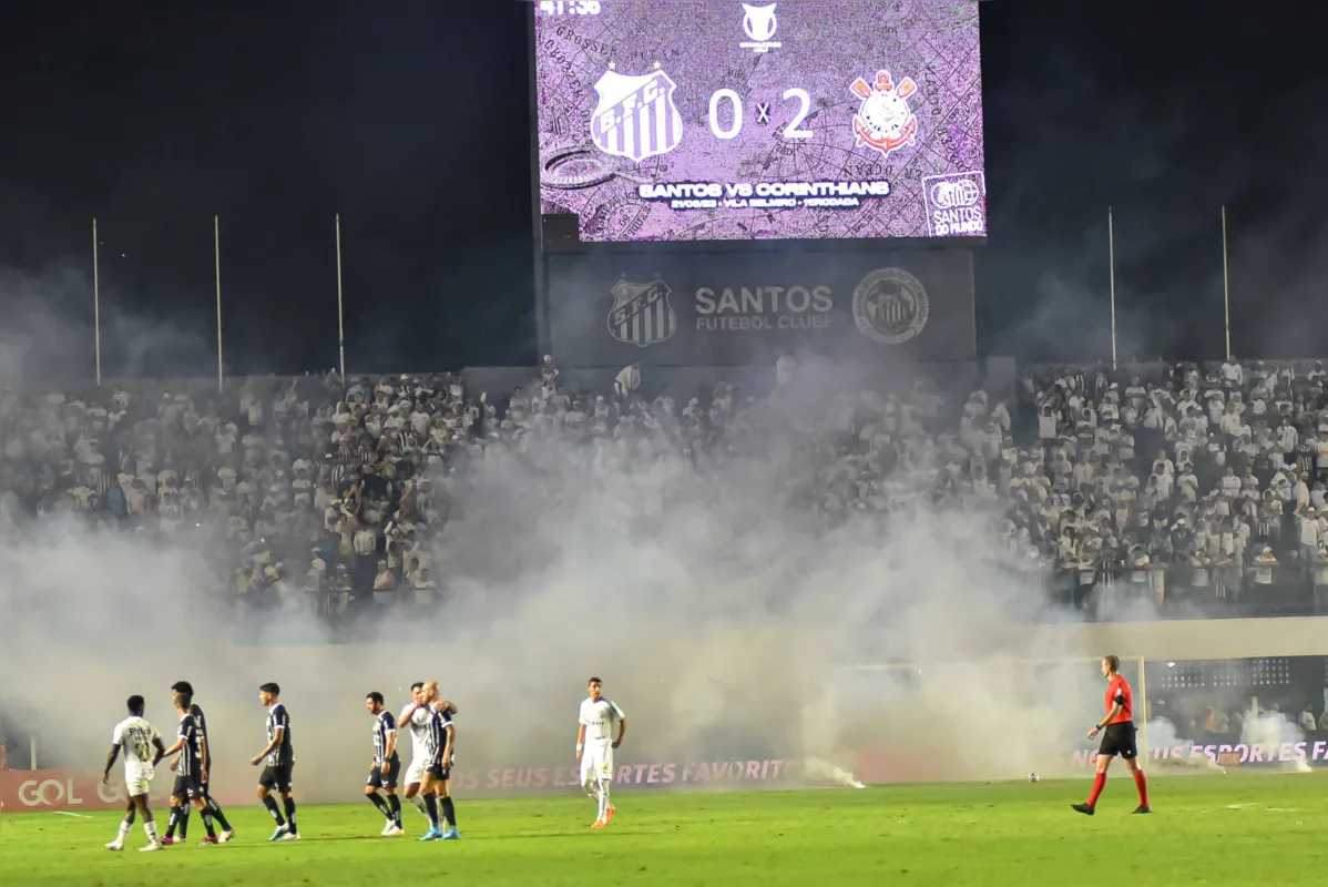 Torcida do Santos atirou diversas bombas para dentro do gramado e jogo na Vila Belmiro foi encerrado por falta de segurança