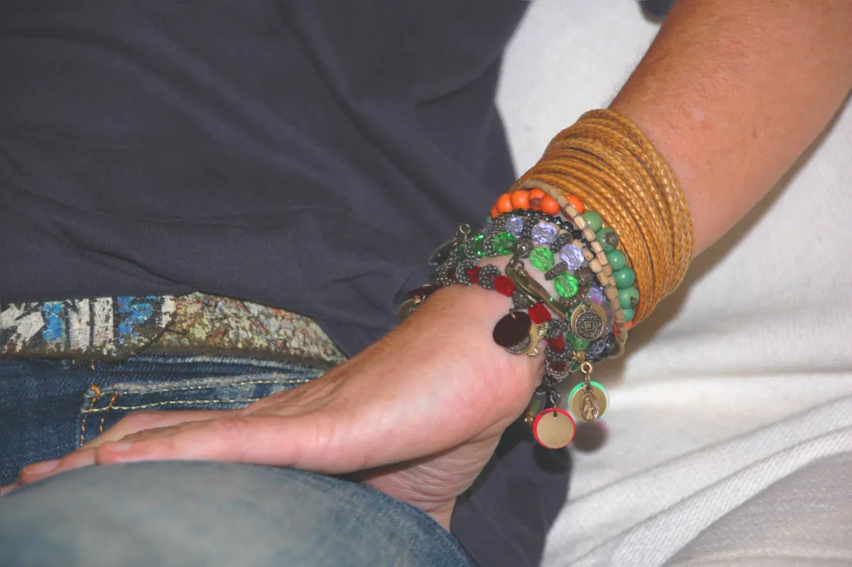 Detalhe das pulseiras da doce roqueira: “Não tenho mais saco, nem idade [para turnês]. É cansativo...”, já dizia há 16 anos
