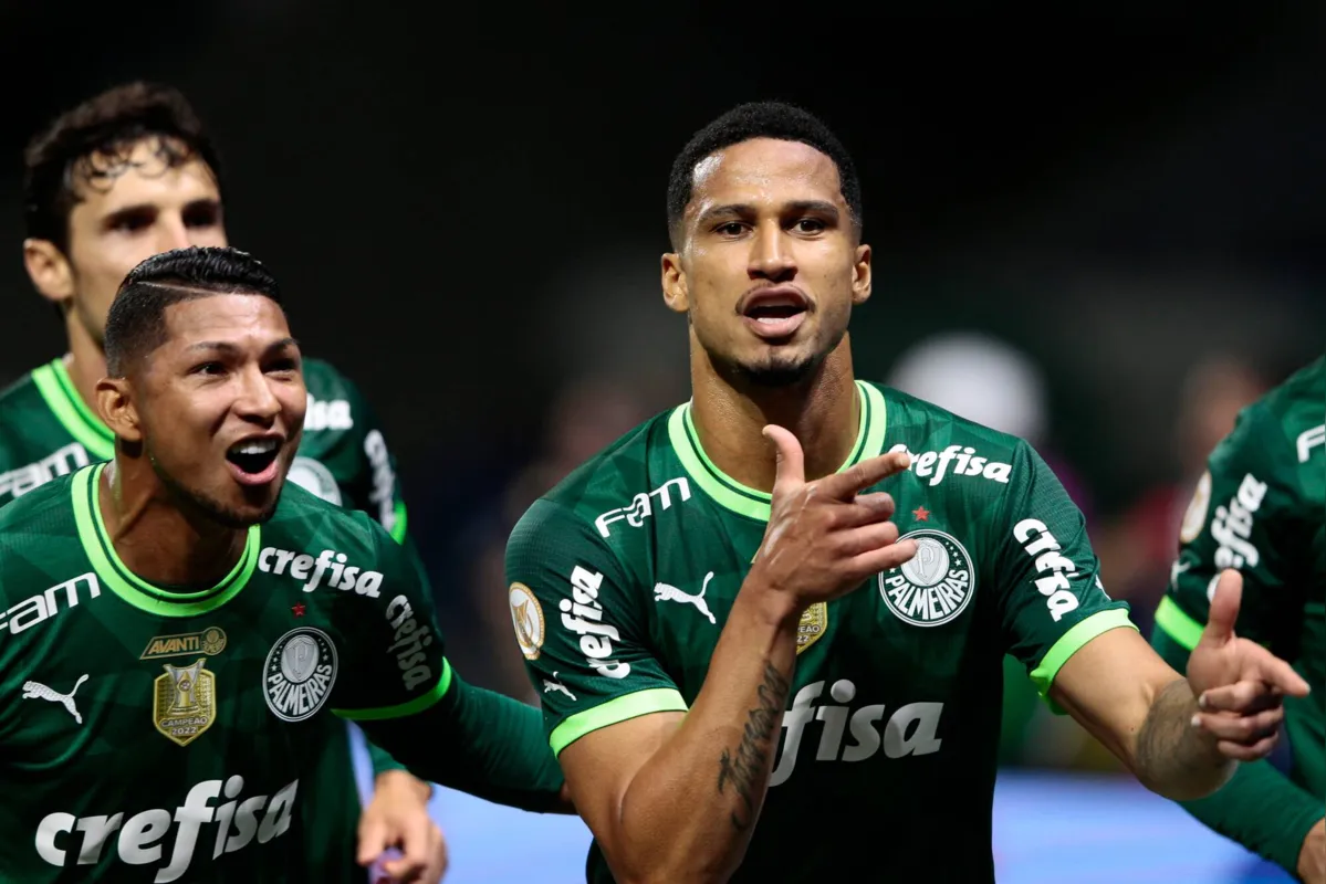 O zagueiro Murilo comemora gol do Palmeiras na vitória por 2 a 1 sobre o Corinthians