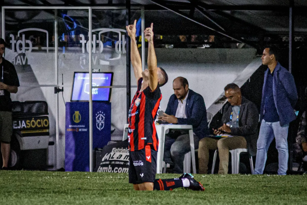 Gegê, ex-meia do LEC, comemora gol sobre o ABC, em Natal: rubro-negro é um dos líderes 100%