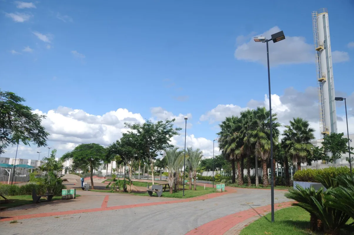 Novo sistema de monitoramento inclui a instalação de câmeras, como a realizada na Praça do Acquaville