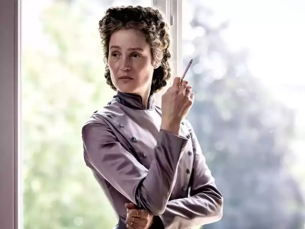 Vicky Krieps como Sissi