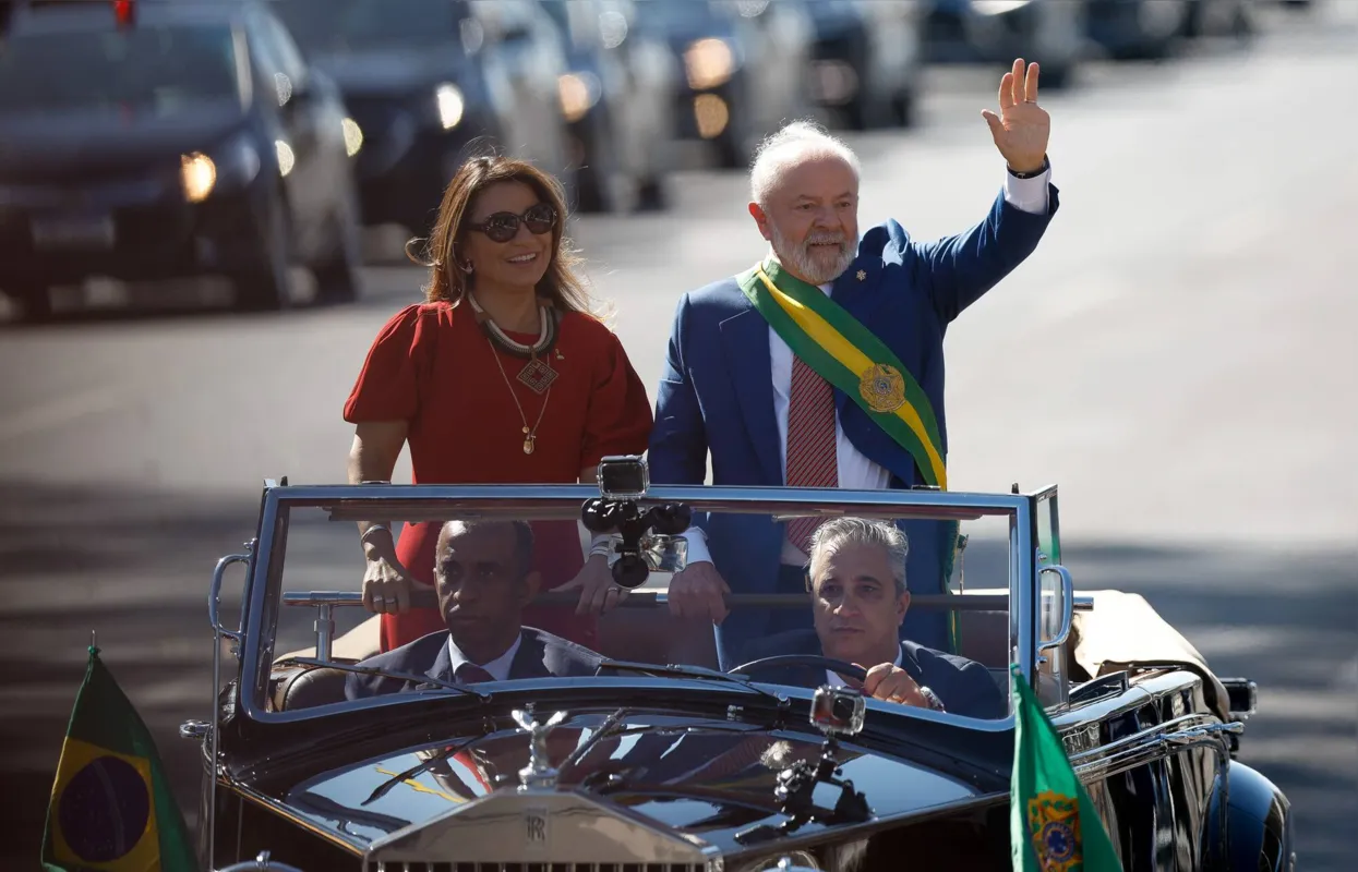 BRASÃLIA, DF,  BRASIL,  07-09-2023, 12h00: O presidente Lula, acompanhado da primeira dama Janja Lula da Silva, acenam para o pÃºblico durante o desfile em carro aberto IndependÃªncia do Brasil, na Esplanada dos MinistÃ©rios. (Foto: Pedro Ladeira/Folhapress)