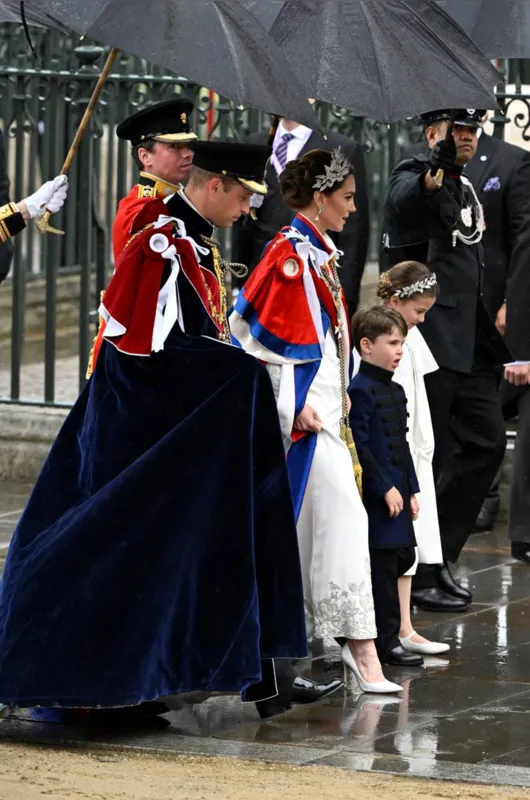 Príncipe William e a família chegam a coroação