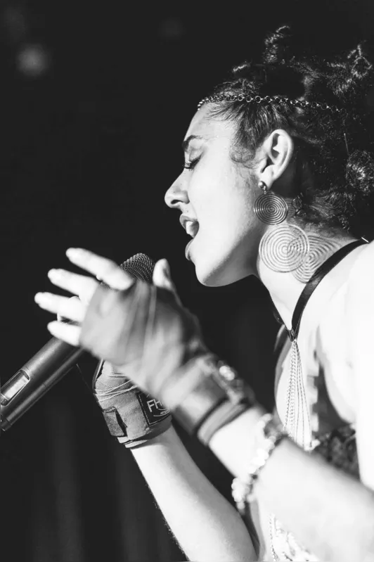Imagem ilustrativa da imagem Solidão da mulher negra é tema de videoclipe de Luli Rodrigues